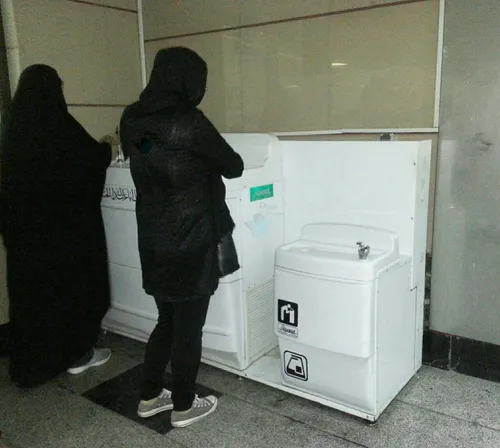 آبخوری بچه گانه در متروی تهران...