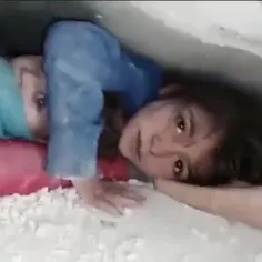 💠 یک دختر بچه سوری زیر آوار مانده خطاب به امدادگر: عمو نج