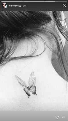 تتوی پروانه هانده پشت گردنش به یاد مادرش که عاشق پروانه ب