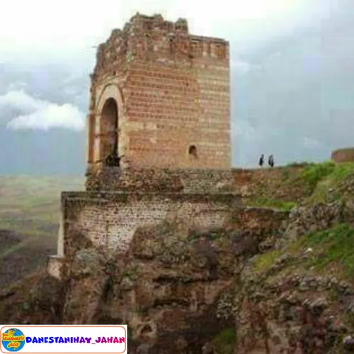 قلعه ضحاک با بیش از ۳۰۰۰ سال قدمت بر فراز کوه منفرد،قلعه 
