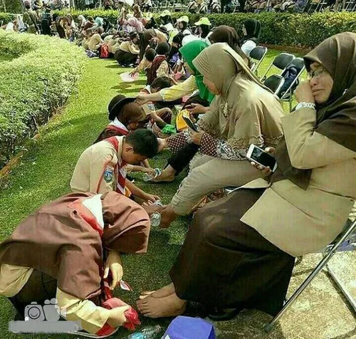 مراسم شستشوی پای مادر در مدارس اندونزی