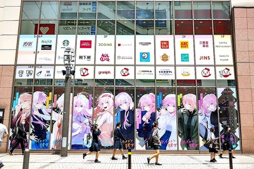 تبلیغات انیمه شیکیموری سان فقط زیبا نیست در میدان کشور ژاپن 🎐