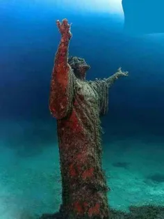 مجسمه ۱۳ تنی مسیح درون دریای مدیترانه در کشور مالت