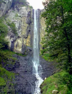 آبشار لاتون در استان گیلان، ۱۵ کیلومتری جنوب شهرستان آستا