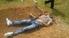 عکس پسر عاشقی كه در كنار قبر دوست دخترش خود كشى كرد .....