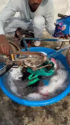 نرگسی در حال شستن لباس