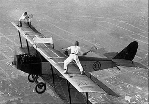 مسابقه تنیس بین “گلادیس روی” و “ایوان آنگر” که در سال ۱۹۲