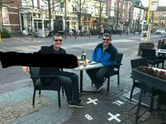 این دو دوست در یک کافه نشسته اند، اما یکی در هلند و اون ی