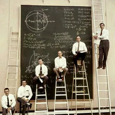 عکسی از دانشمندان ناسا در حال محاسبات پیچیده بر روی تخته 