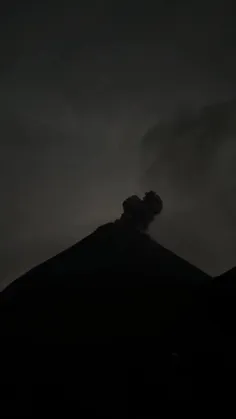 فوران آتشفشان آکاتنانگو در گواتمالا که با شلیک رعد 