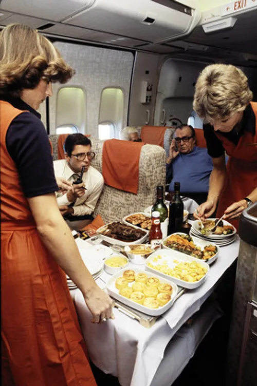 ارائه غذا در مسافران هواپیمای بوئینگ ۷۴۷