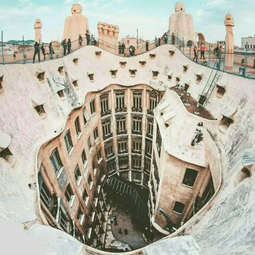 معماری خیره کننده ی ساختمان کازا میلا در بارسلون اسپانیا 