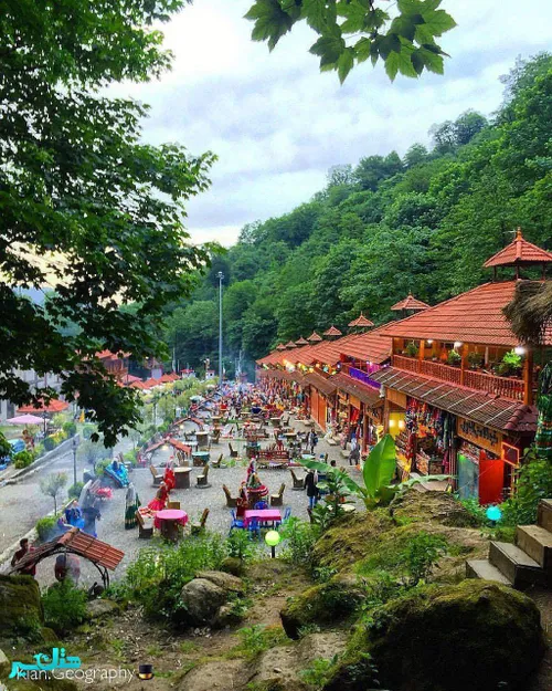 نمایی زیبا از بازاری زیبا در مسیر قلعه رودخان در دل جنگله