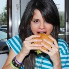Selena gomez yemek yedi hamburger