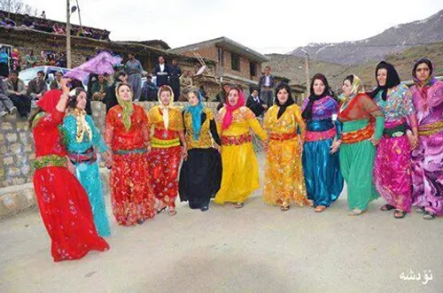 رقص کردی منطقه کردستان ایران. - عکس ویسگون