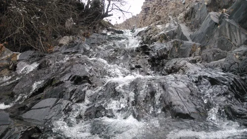 آبشار سرسره ای و پلکانی در مسیر رودخانه ی فصلی molkedar، 
