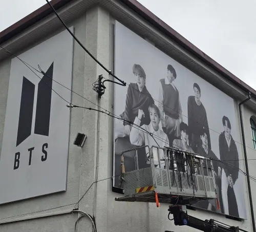 ساختمانی که پاپ آپ BTS POP UP MONOCHROME پسرا در سئول برگ