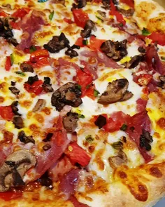 شاه پیتزا اصیل با مخلفات اضافه و مواد تازع