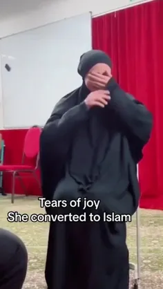 لحظه پیوستن دختر اروپایی به آغوش اسلام 😍🥺❤️