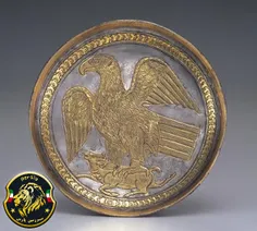 بشقاب نقره‌ی دوره‌ی ساسانی با نقش آهویی در چنگال عقاب
