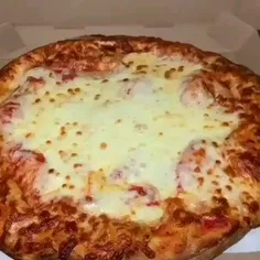 پیتزا با پنیر مخصوص اضافه