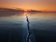 شکاف ایجادشده بر روی یک دریاچه یخ زده