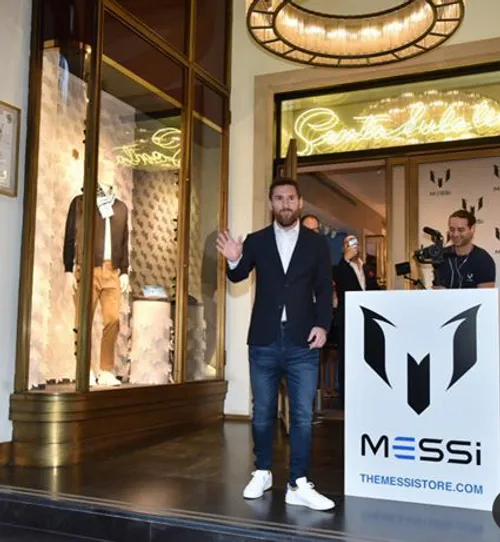 مسی در افتتاحیه فروشگاهه لباسش👀