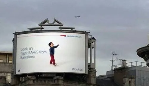 یک بیلبورد تبلیغاتی در بارسلون که پسر بچه مسیر حرکت هواپی