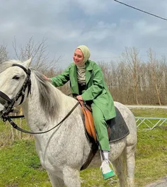 زن مسلمان وقتی سوار بر اسب میشود