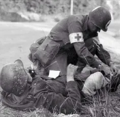 عکسی زیبا از جنگ جهانی دوم،سرباز آمریکایی در حال درمان اس