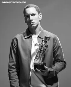 اینم عکس eminem با جایزه ی بهترین رپر امریکا یی مال سال 2