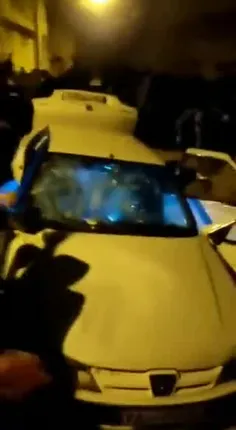 حمله دسته ای از عزاداران شهر کرد به یک خودرو که میخواهد از خیابان عبور کند 