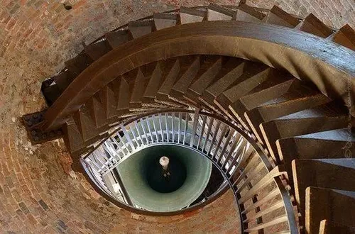 به جز پله چی میبینید؟