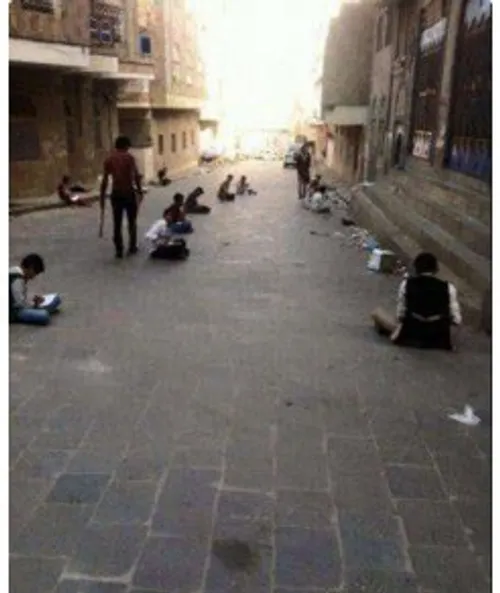دانش آموزان یمنی در حال امتحان (شهر تعز)
