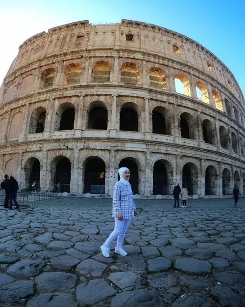 فاطمه خانم به کشور ایتالیا سفر کرده هست و حجابش را نیز نگ