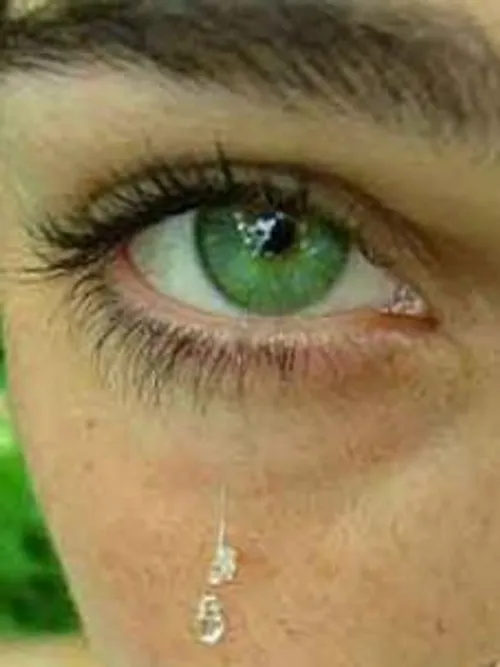 لنز چشمی گرانقیمتی که تعداد 12 الماس به شکل اشک از آن آوی