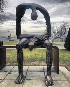 نام این مجسمه «MÈLANCOLIE» و اثری از Albert Gyrögy است...