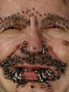 رولف باچولز آلمانی وی ۴۵۳ سوراخ بر روی صورتش ایجاد کرده ا