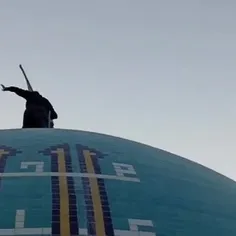 اهتزاز پرچم حضرت سیدالشهدا علیه السلام بر گنبد مسجد جامع 