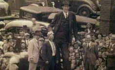 تصویری از ادوارد وادلو که با 2.72 سانت قد، بلند قامت ترین