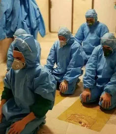 🔸 تصویری از اقامه نماز جماعت پزشکان و پرستاران خط مقدم مب
