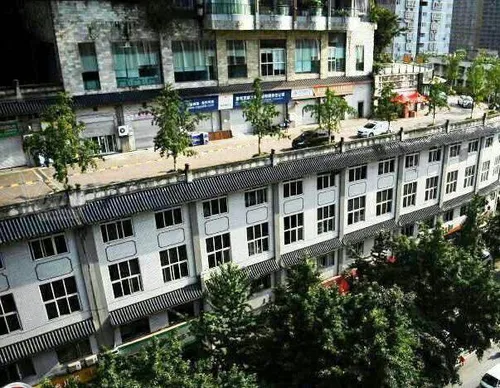 جنوب چین روی سقف خونه ها خیابون ساختن،ما روی زمین هم یه خ