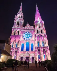 کلیسای جامع Chartres واقع در ۸۰ کیلومتری جنوب غربی پاریس،