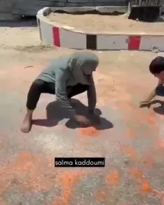 🎥 صحنه‌ای دیگر از قحطی غزه؛ مادری که به همراه فرزندانش عد