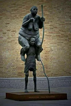 مجسمه ی فوق العاده مفهومی از#هنرمند دانمارکی به اسم#گینس 