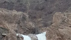 آبشار کوچکی که در مسیر جاده مرزی خوی از شدت سرما یخ بسته.