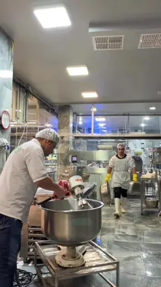 ملت رَد دادن 😐 اگر من بودم حاضر بودم کل ظرفا رو بشورم ولی