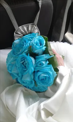 دست گل عروسیم قشنگه