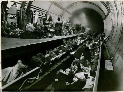 تجمع و زندگی مردم لندن در متروی این شهر در شب هایی که آلم