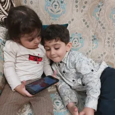 فاطمه کوچولوی خوشگل با محمدسبحان عزیزم در حال تماشای کارت